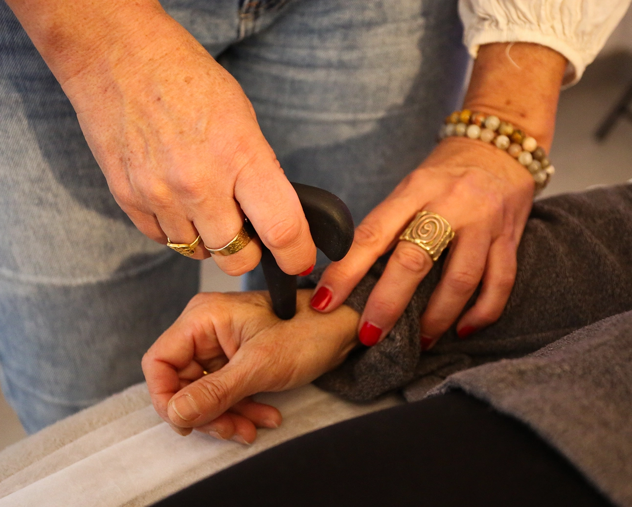 Point de compression sur la main - Bye Bye Allergies® - Janick Hervé